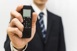 ボイスレコーダーで浮気相手との車内会話の記録方法|自分で浮気調査