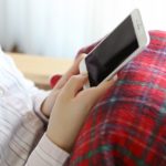 相手の携帯電話のデータをパソコンに移して自分で浮気調査をする方法