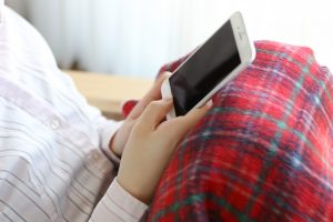 相手の携帯電話のデータをパソコンに移して自分で浮気調査をする方法
